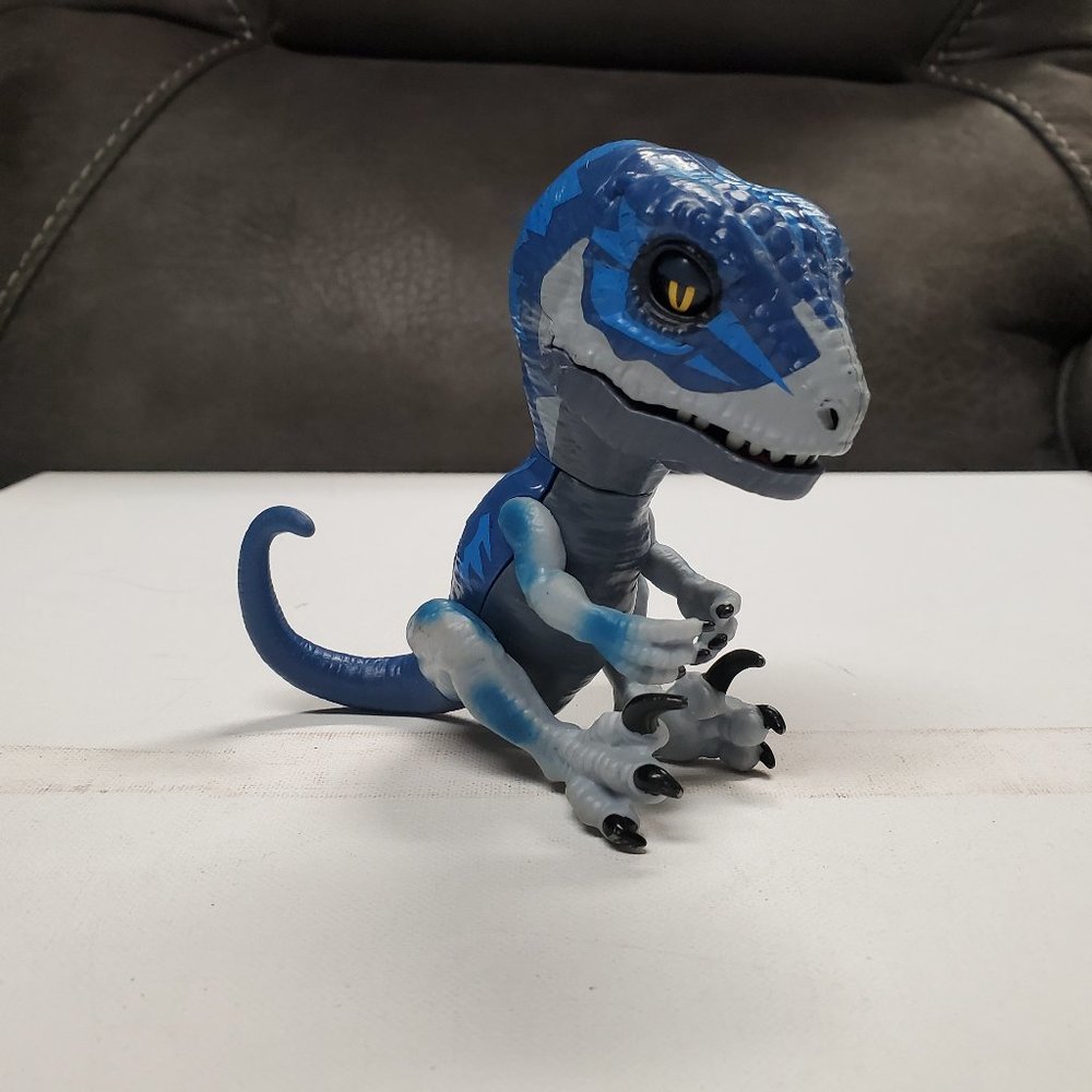 Action Figure - Untamed Rapter - Frostbite - Picture 2 of 6